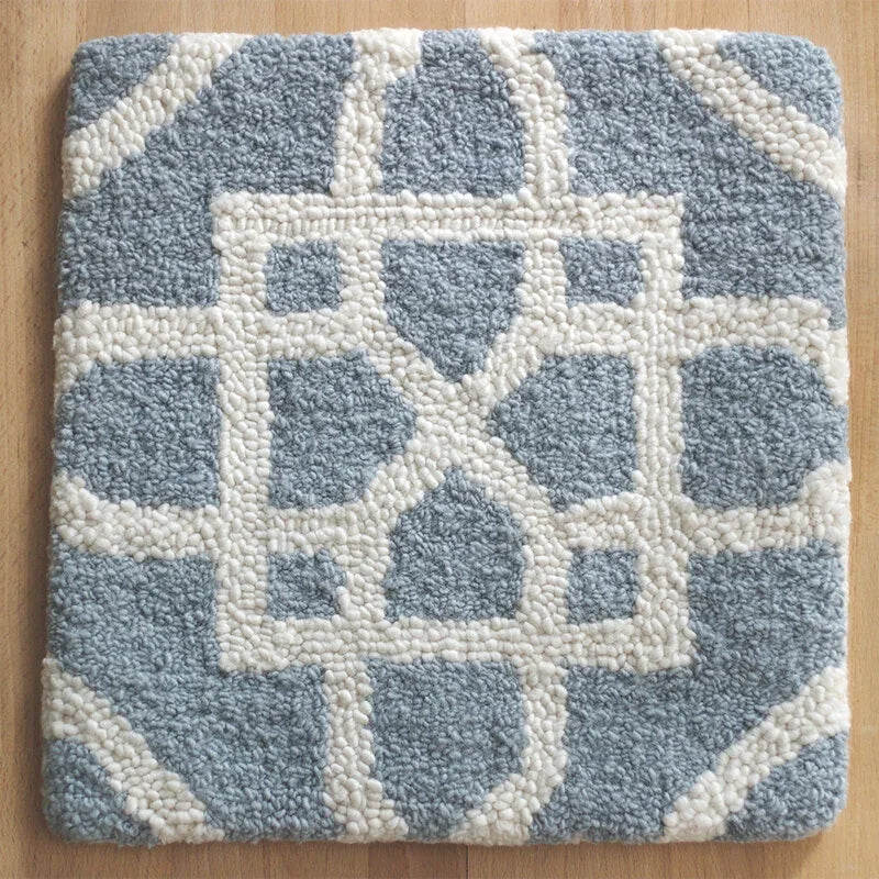 eye heart hand Atrium hand-tufted wool rug with a blue-grey and cream geometric lattice, square sample, top view – Kate Spain design